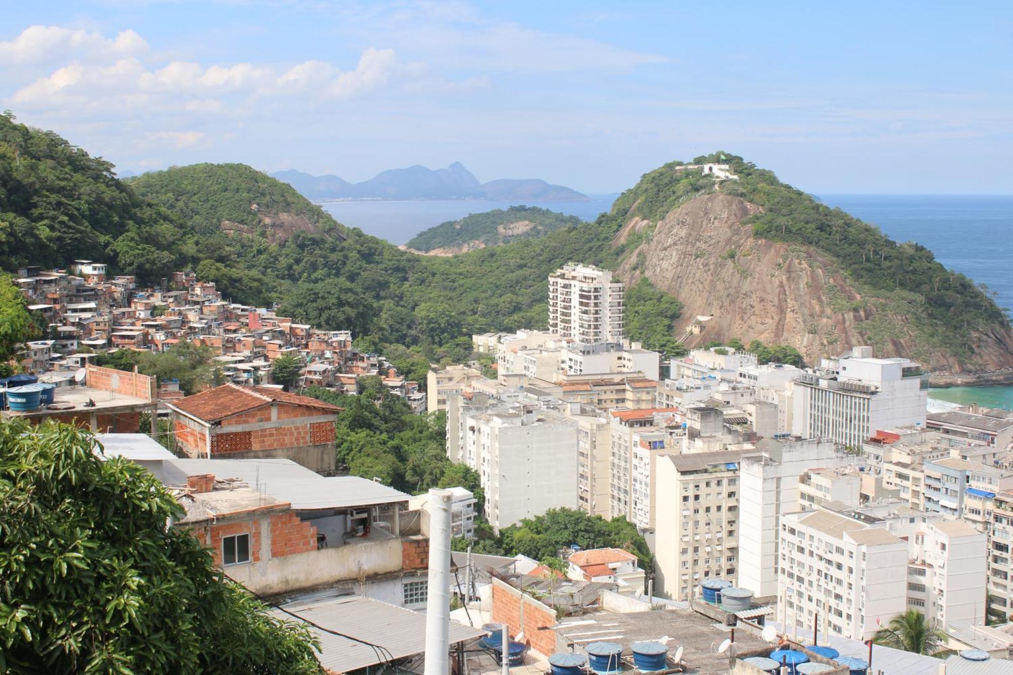 Spacious 2-floor Favela Loft With Hot Tub & Views - Leme, Copacabana Apartemen *