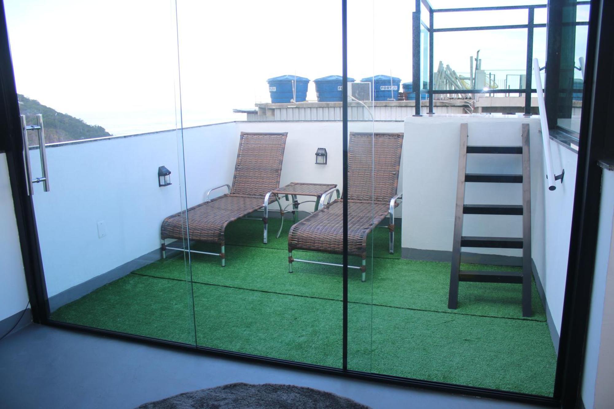 Apartemen Spacious 2-floor Favela Loft With Hot Tub & Views - Leme, Copacabana