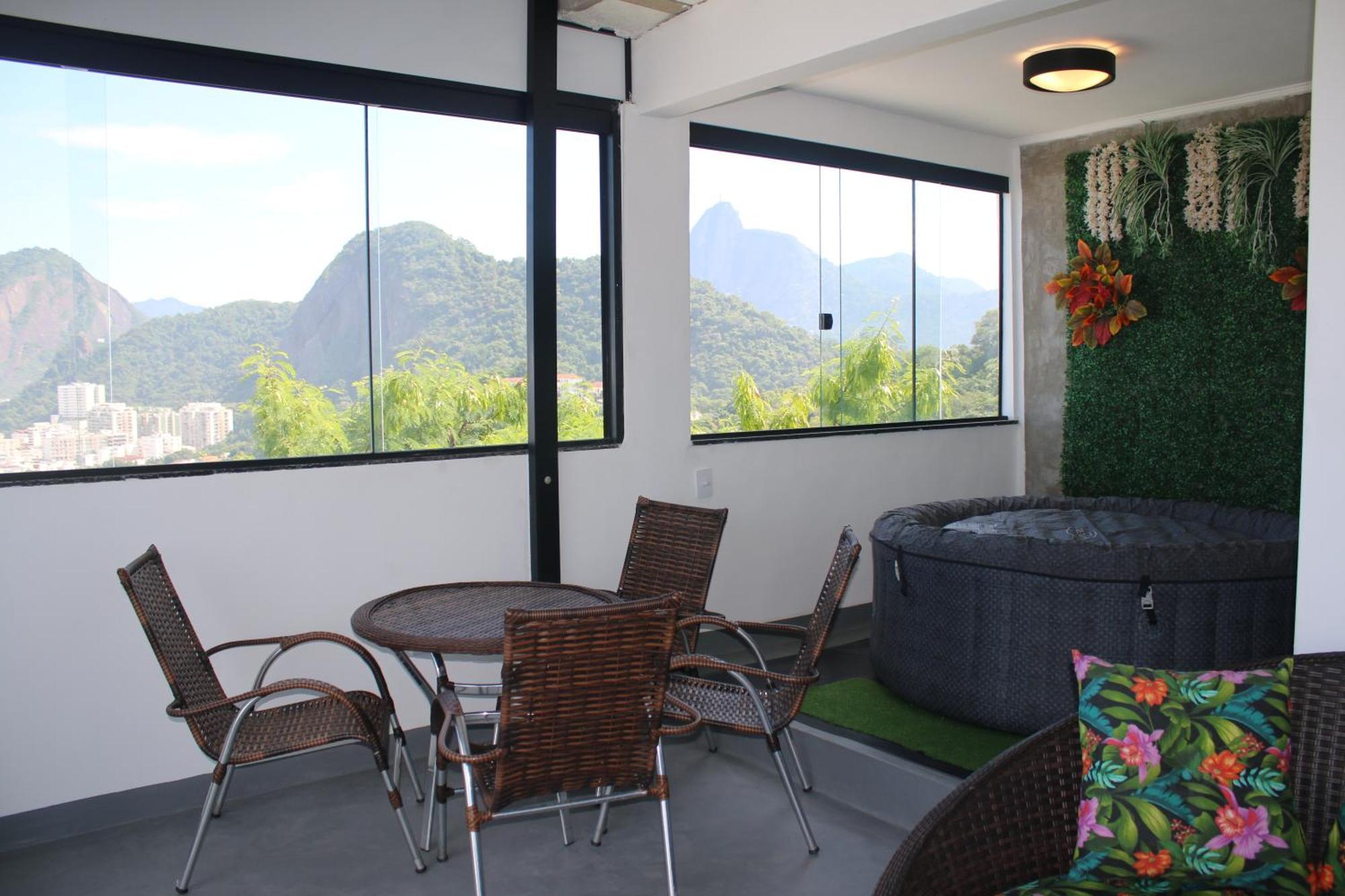 Spacious 2-floor Favela Loft With Hot Tub & Views - Leme, Copacabana Apartemen *