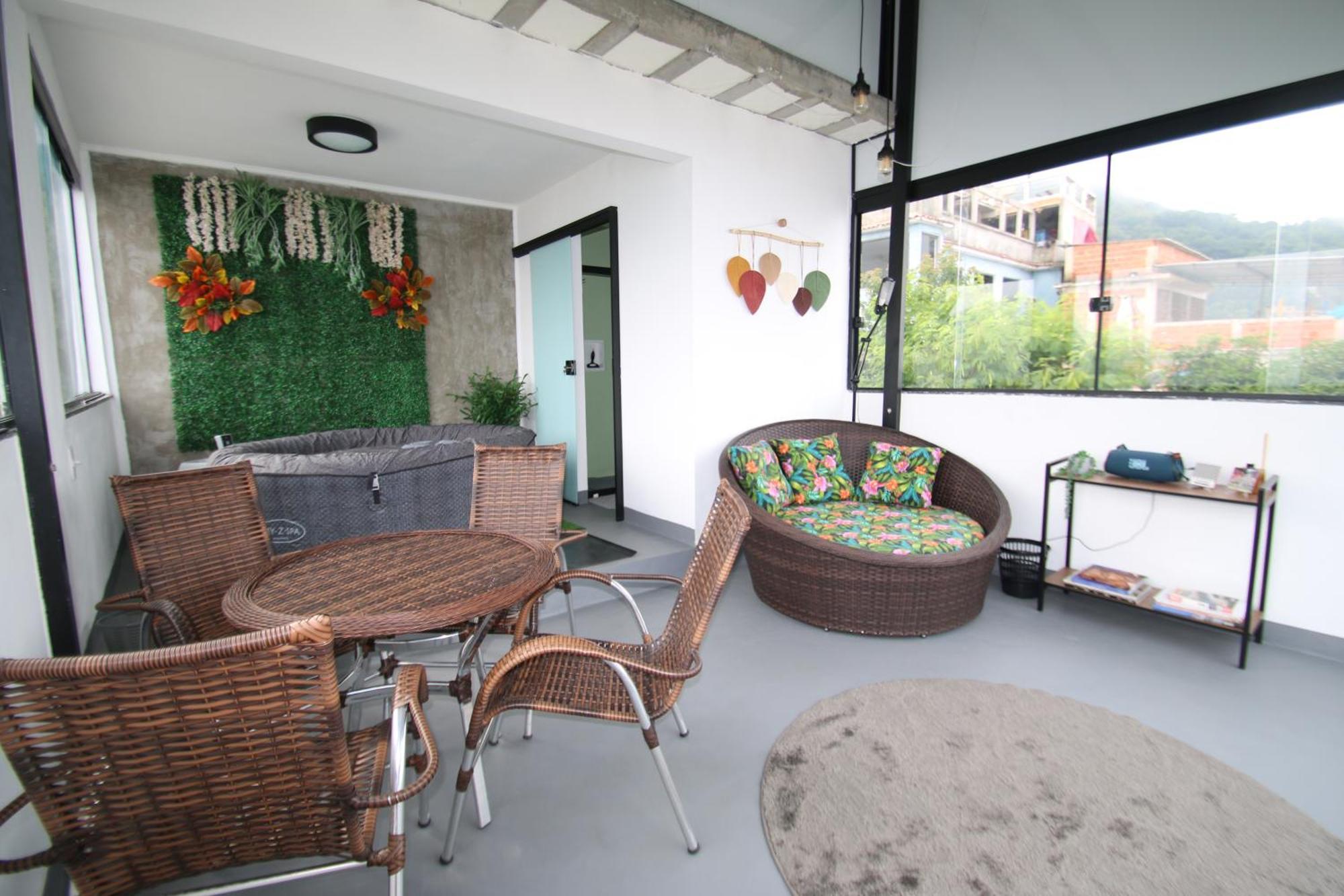 Apartemen Spacious 2-floor Favela Loft With Hot Tub & Views - Leme, Copacabana