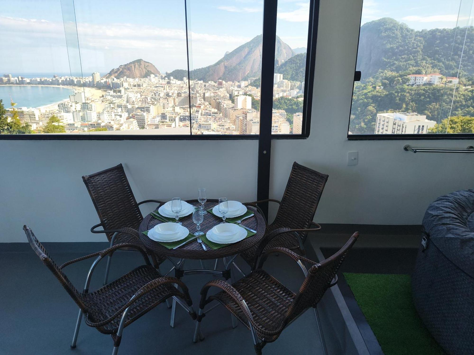 Apartemen Spacious 2-floor Favela Loft With Hot Tub & Views - Leme, Copacabana Rio de Janeiro