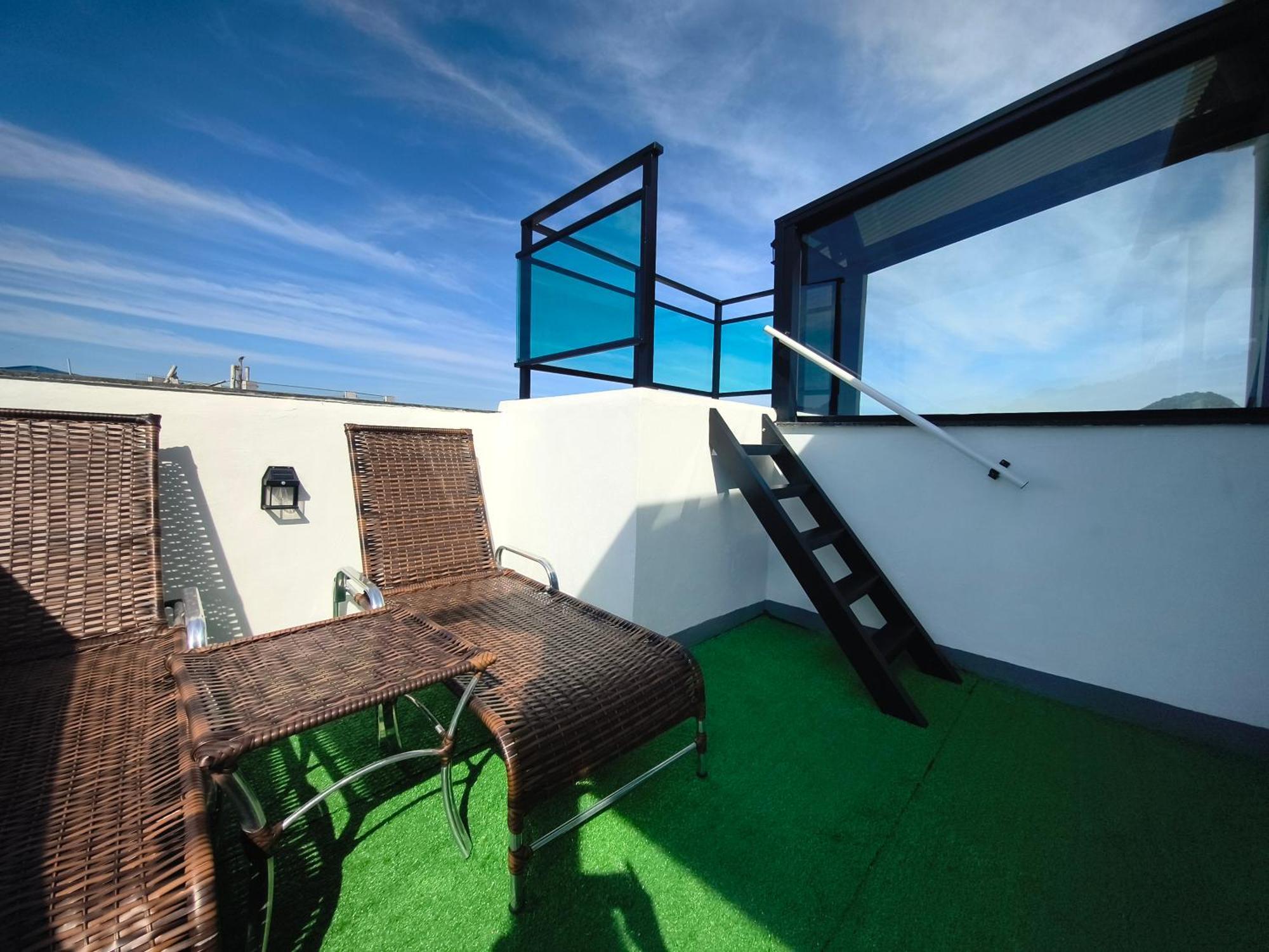 Spacious 2-floor Favela Loft With Hot Tub & Views - Leme, Copacabana Apartemen Rio de Janeiro