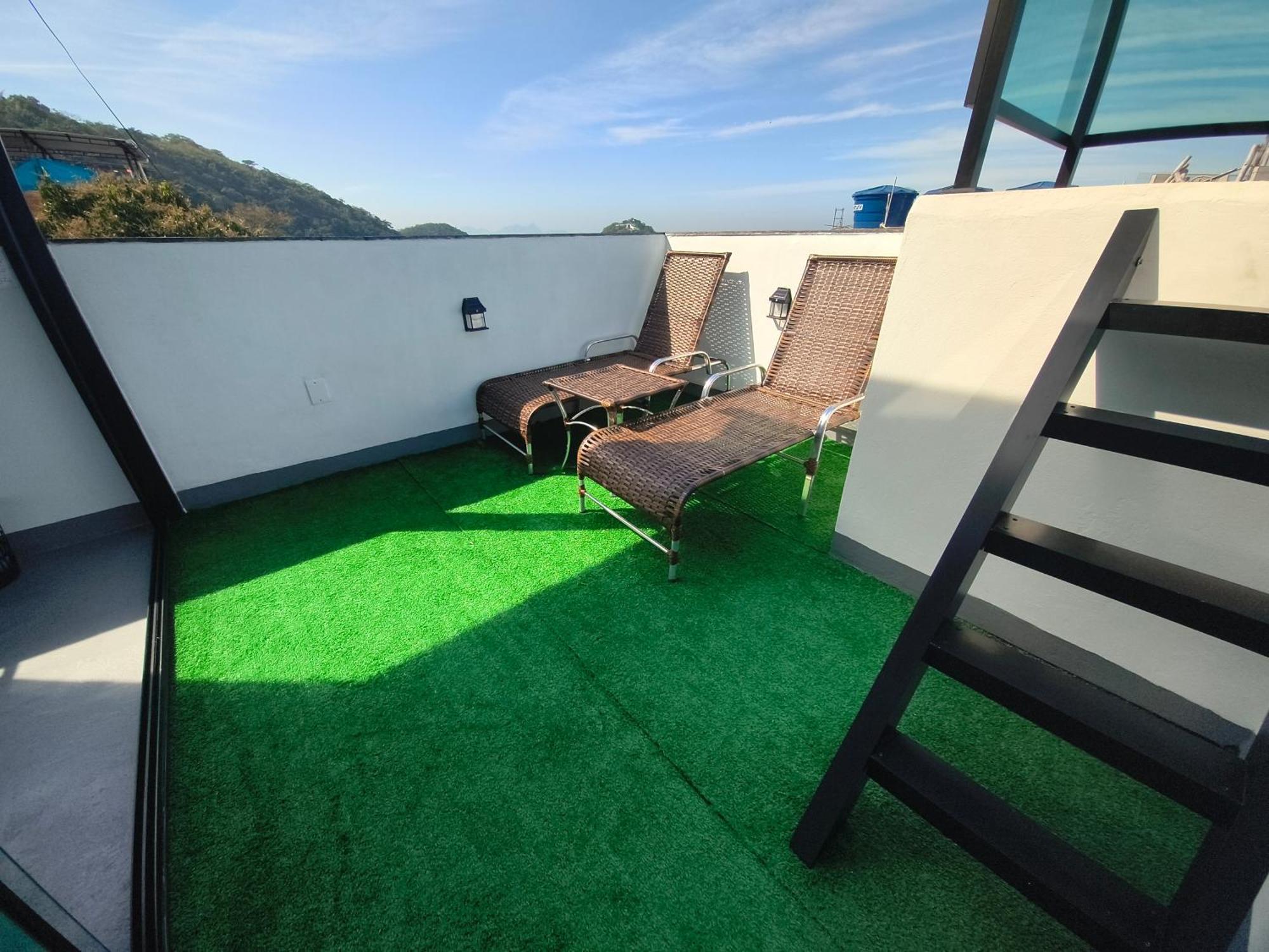 Apartemen Spacious 2-floor Favela Loft With Hot Tub & Views - Leme, Copacabana