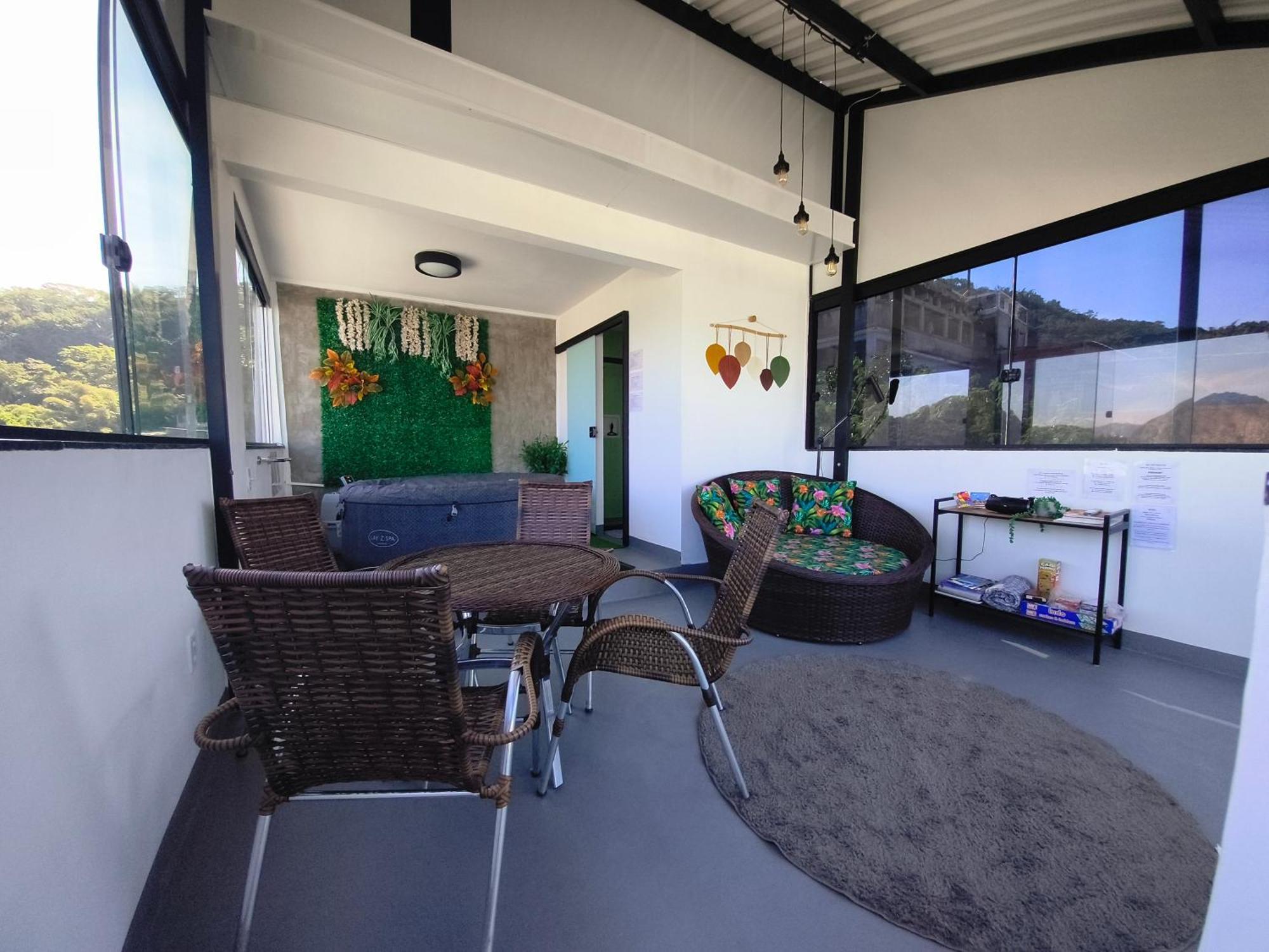Apartemen Spacious 2-floor Favela Loft With Hot Tub & Views - Leme, Copacabana